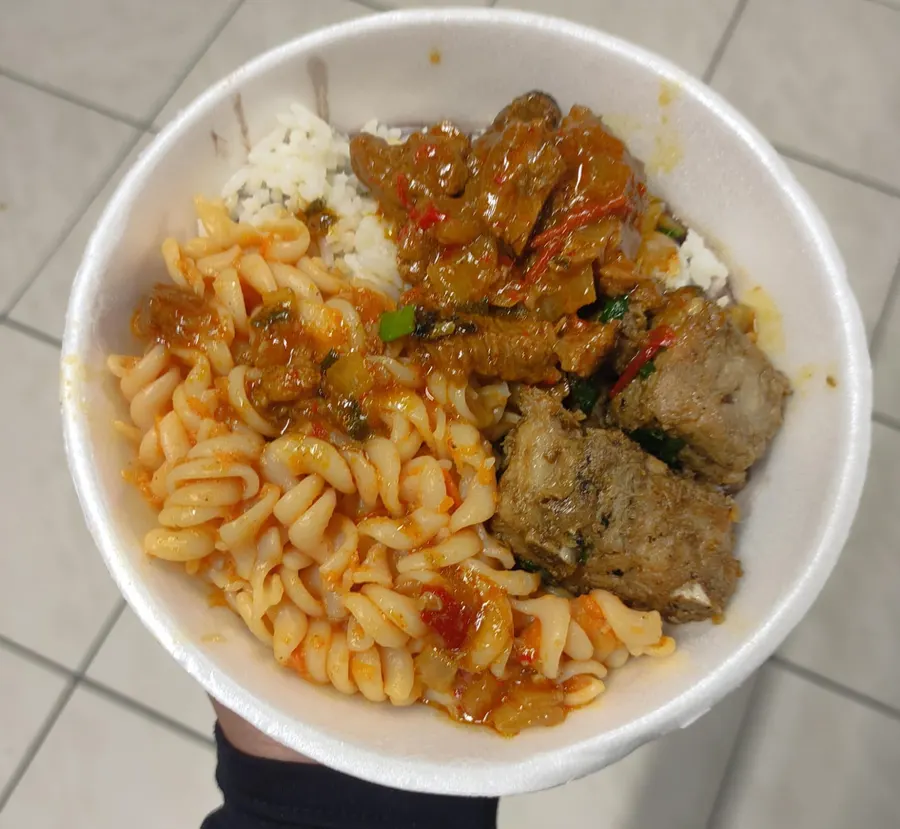 Marmita pronta, vista de perto, com arroz, macarrão e carne